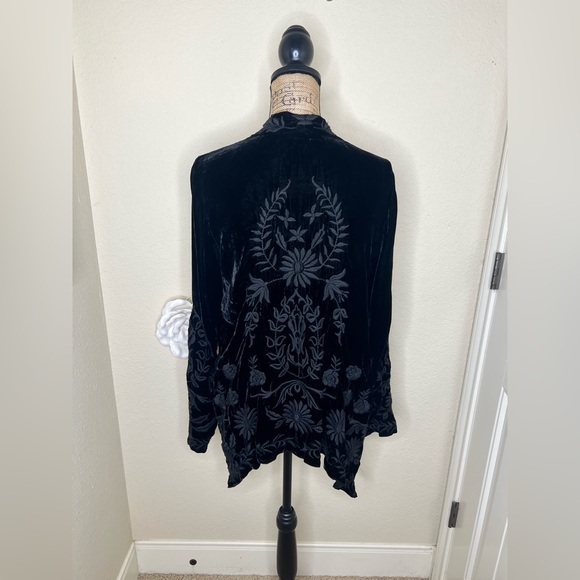 NTM: Johnny Was Black Velvet Embroidered Floral Open Front Cardigan Size M - Picture 12 of 15